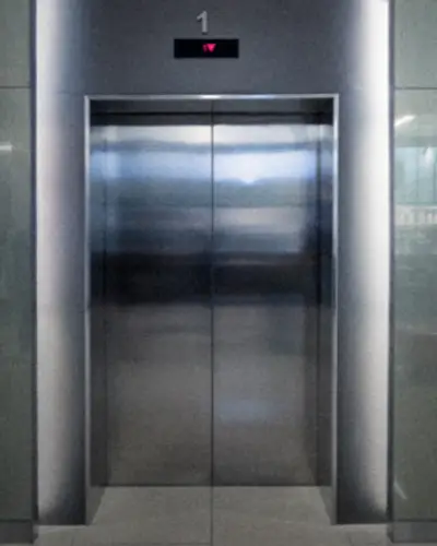 Elevador com porta inox nos andares