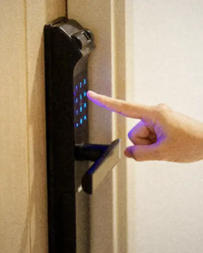 Entrada social pivotante com fechadura eletrônica